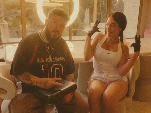 VIDEO: Georgina Rodríguez tatúa el nombre de un tatuador con sus propias manos